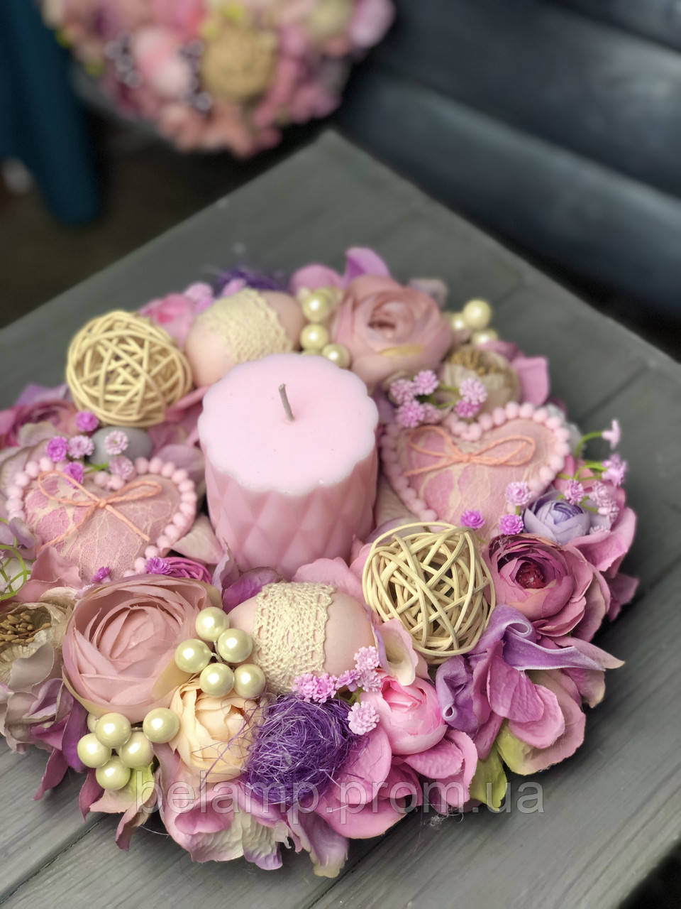 Пасхальная композиция на стол со свечей в фиолетово-розовых оттенках