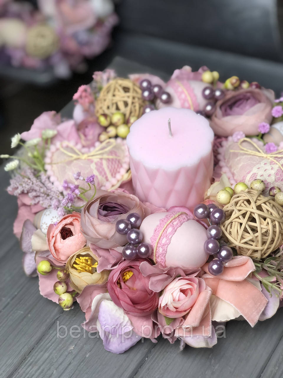 Пасхальная композиция на стол со свечей в сиреневых и розовых оттенках