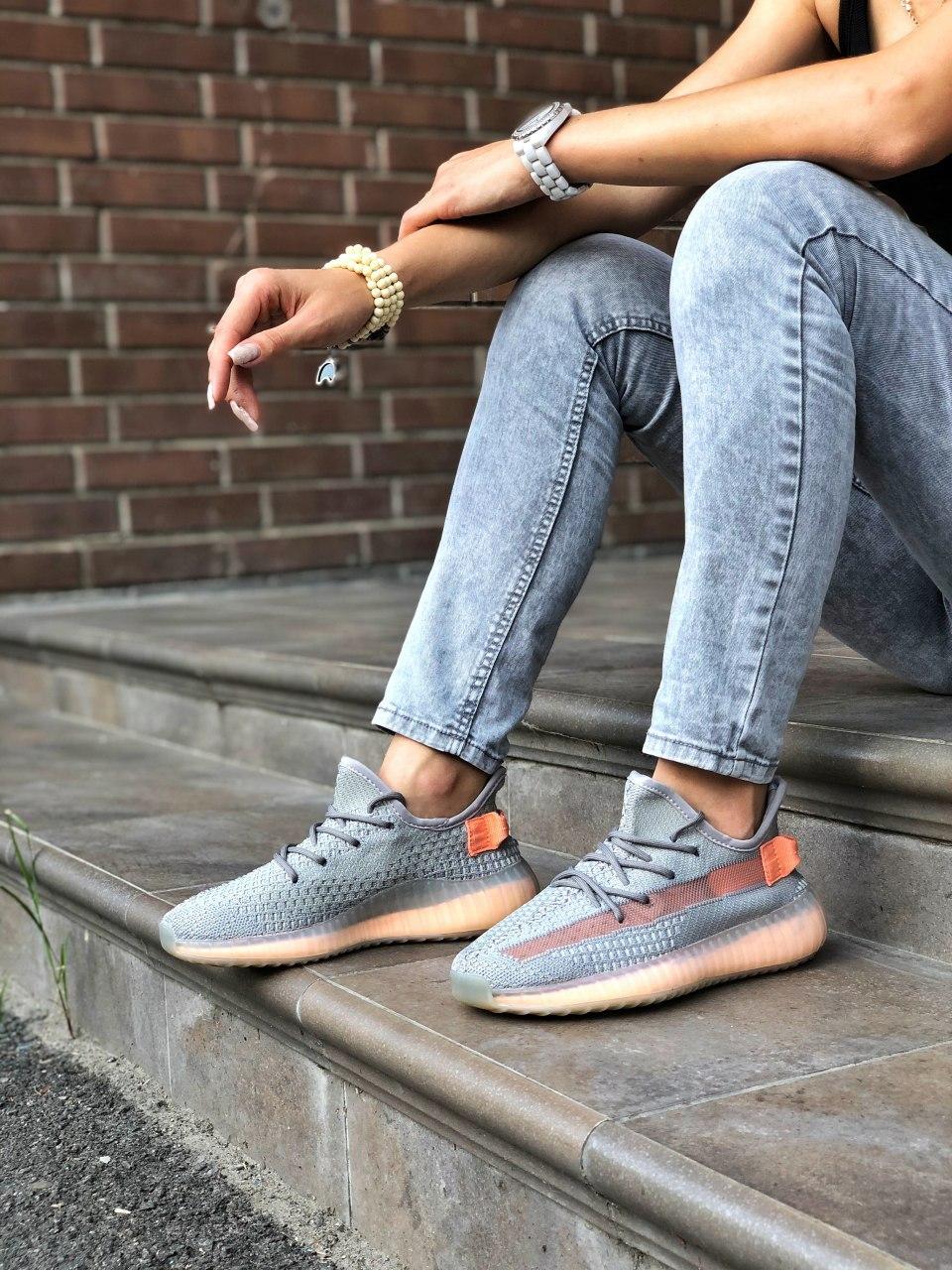 Кросівки Adidas Yeezy Boost 350 V2 trfrfrm літні жіночі сірі з жовтогарячим адідас ізі буст сітка, фото 1