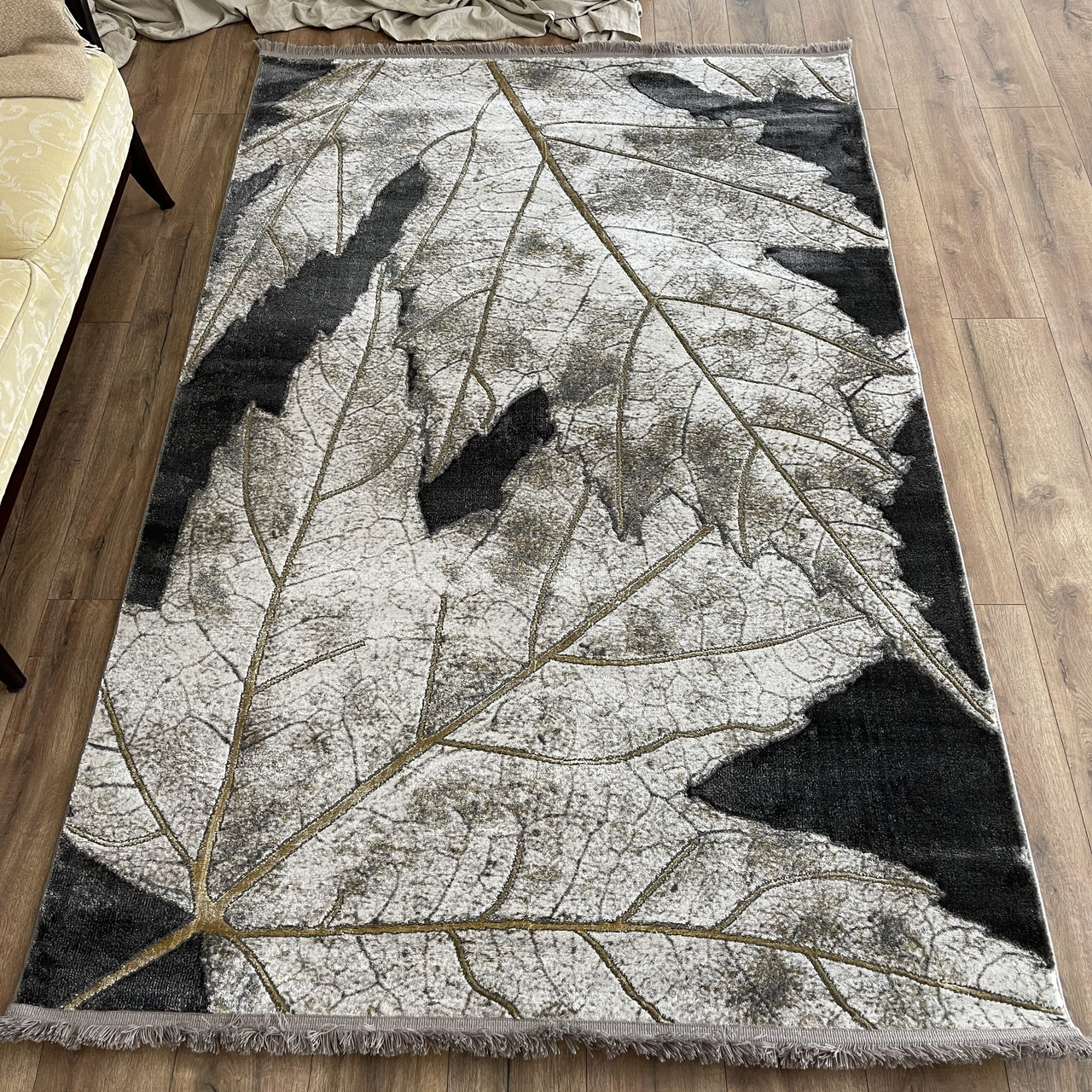 Сучасний килим листки золотий прямокутний 150х230