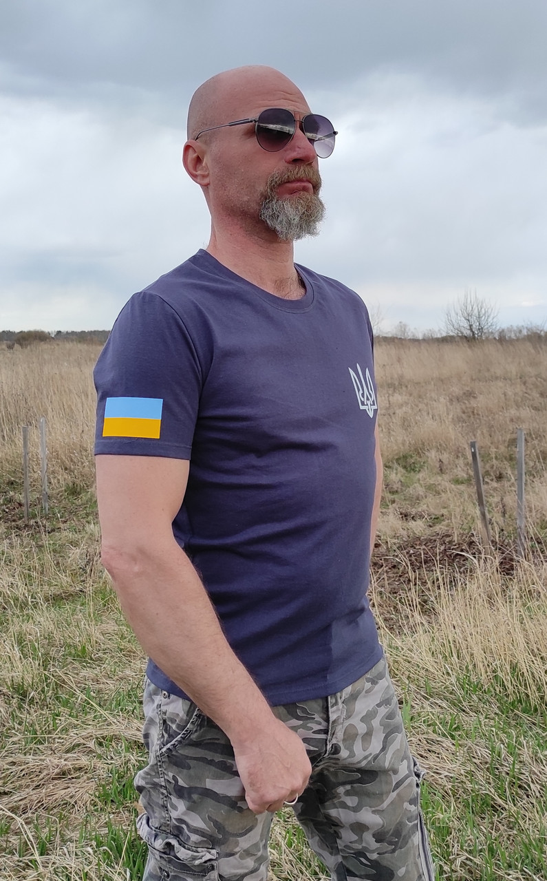 Чоловіча сіра футболка з прапором та гербом України, фото 1