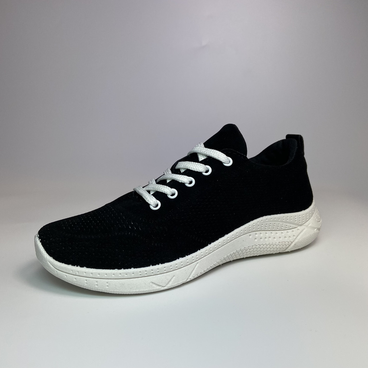 Кросівки жіночі на білій підошві чорного кольору