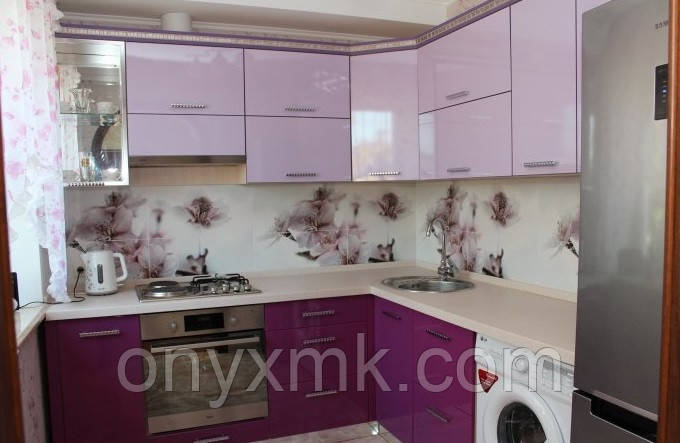 Бузкова глянсова кухня з пральною машиною