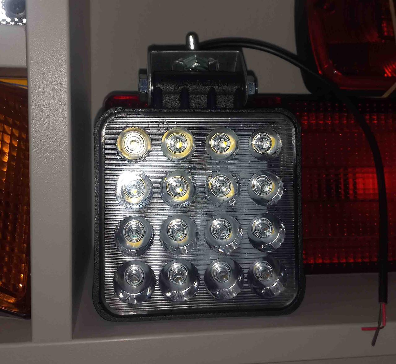 Фара робочої зони квадратна LED 107X107 16 діодів АЛЮМІНІЄВИЙ КОРПУС 24V