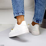 Молодежные белые женские кроссовки с декором цепь на утолщенной подошве (обувь женская), фото 3