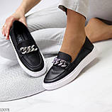 Стильные черные женские мокасины с декором цепь на белой подошве (обувь женская), фото 3