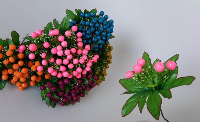 картинка штучні квіти ягоди