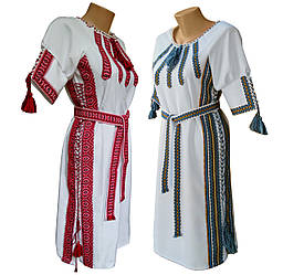 Вышитое женское платье в украинском стиле белого цвете с геометрической вышивкой