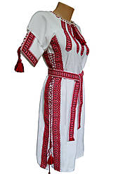 Женское платье с тканой вышитой нашивкой средней длины с геометрическим орнаментом