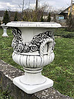 Садова скульптура-ваза декорована трояндами для квітів для саду виготовлена ​​з цементу, ручної роботи