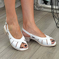Женские босоножки на невысоком каблуке, цвет белый. 39 размер