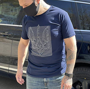 Якісна чоловіча футболка із символікою України герб. Синя патріотична футболка з гербом Україна тризуб