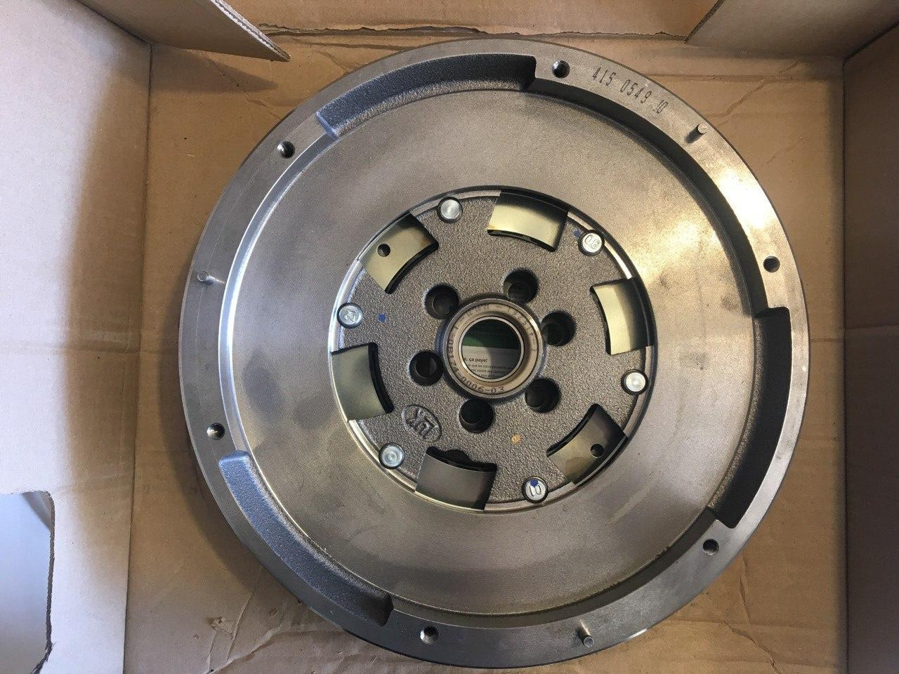 Двухмассовый маховик, демпфер LUK 415054910 VW AMAROK 2,0 TDI 10-
