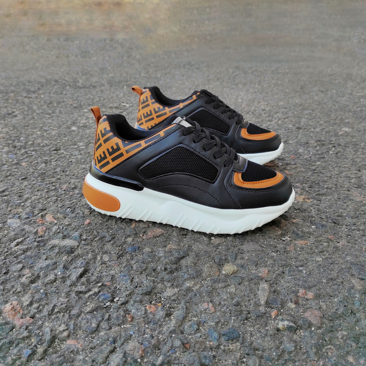 38 р Крихітки на товстій підошві чорні в стилі еко шкіряні перфорація сітка чорні кросівки