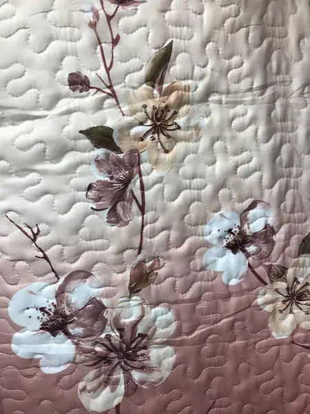 Покривало стьобане на ліжко з квітковим принтом, коричневого кольору