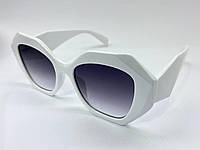 Женские солнцезащитные очки фигурные в пластиковой оправе с широкими дужками Белый