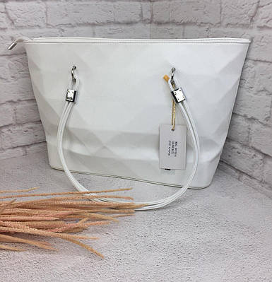 Жіноча сумка біла з ремінцем, модний дизайн, форма човником
