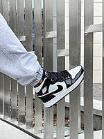Лаковая женская обувь Найк Аир Джордан 1 Ретро. Кроссы для девушек Nike Air Jordan 1 Retro черно-белого цвета.