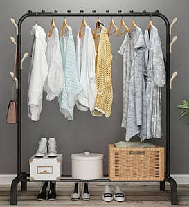 Одинарна стійка для одягу чорного кольору.