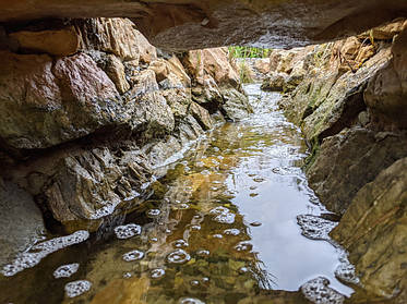 Ручей под каменной кладкой