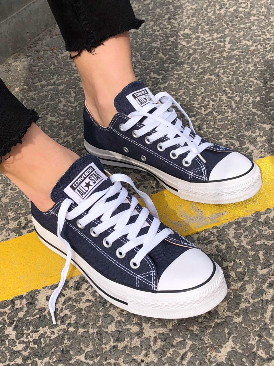 Чоловічі та жіночі кеди Converse Low Navy Blue універсальна модель унісекс синього кольору з білою підошвою текст