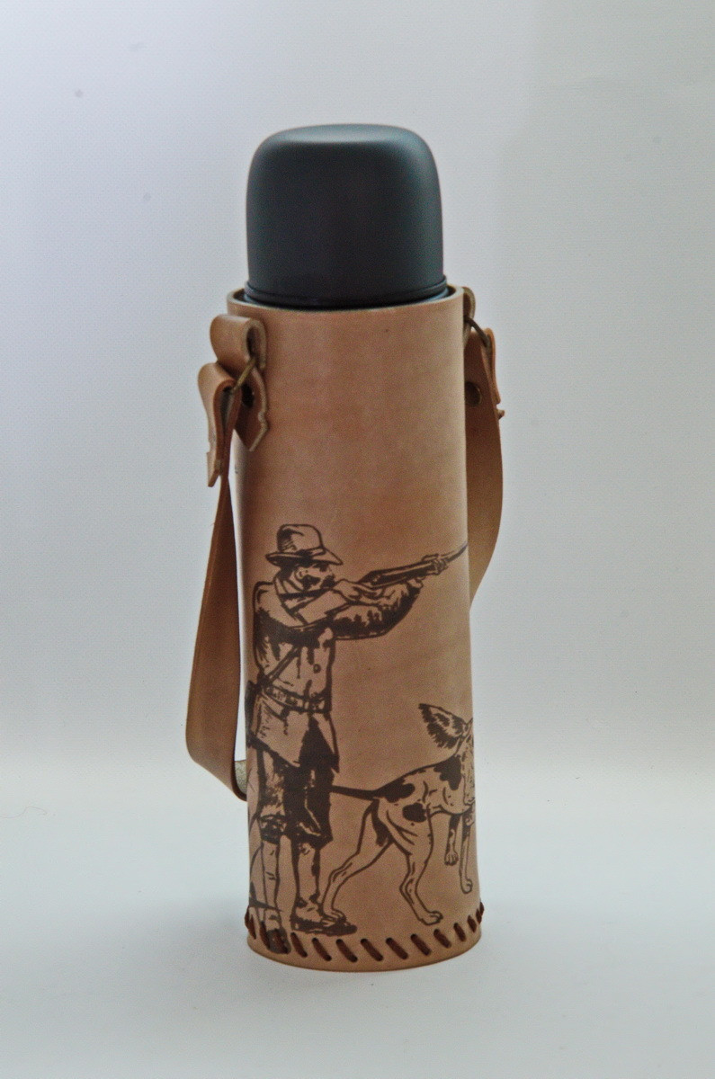 Оригінальний подарунок мисливцеві - термос в чохлі з натуральної шкіри з гравіруванням "На полюванні", 1 л