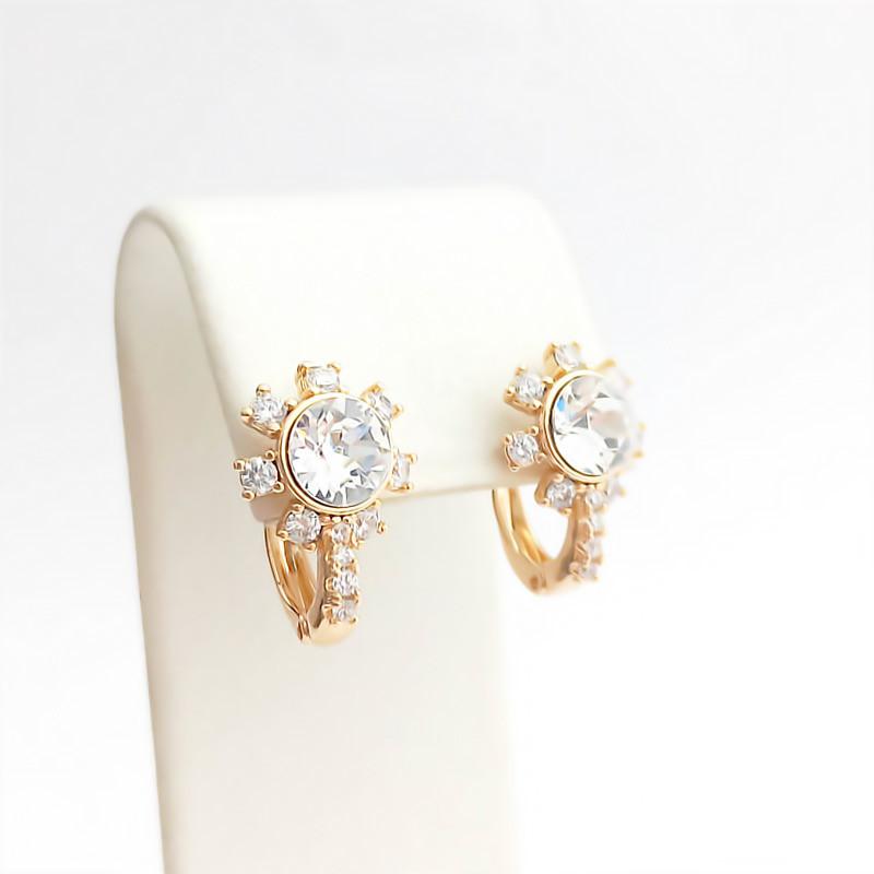 Сережки ХР. Позолота 18К. Камені: Swarovski білого кольору та білий циркон. Довжина: 18 мм, ширина: 11 мм