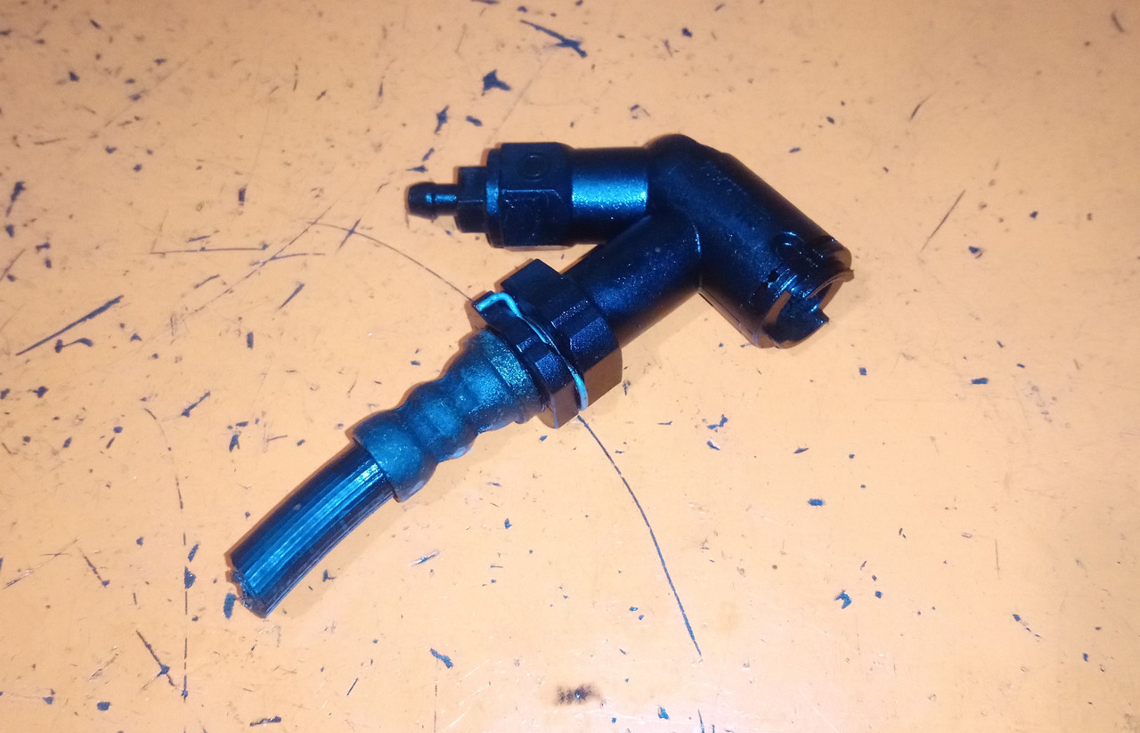 Штуцер сцепления. Штуцер трубки сцепления форд фокус 1. 13105590 фото. Штуцер прокачки сцепления opel. Штуцер сцепления фольксваген.