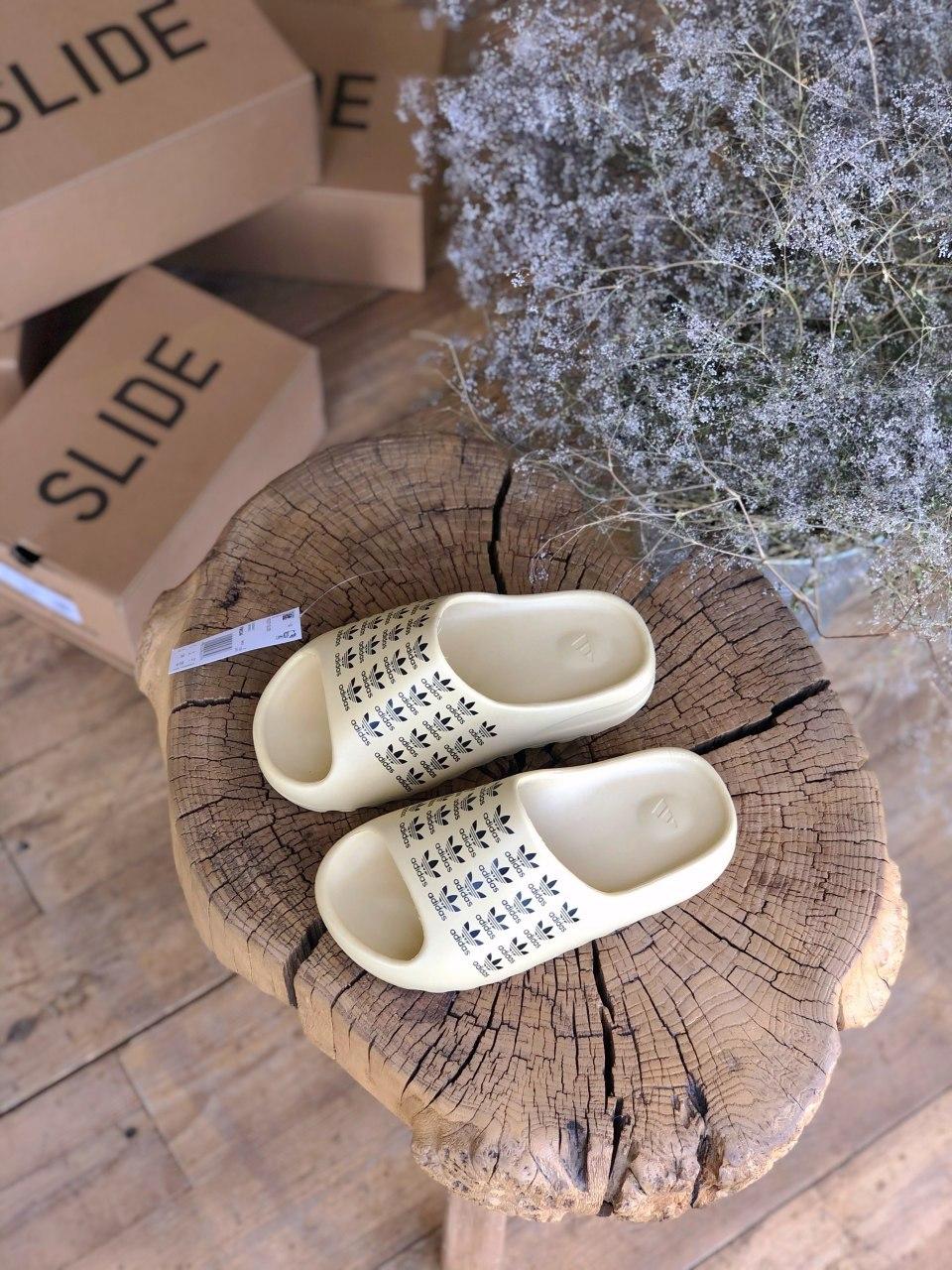 Шльопанці Adidas Slide Beige Logo жіночі бежеві шльопанці капці капці сланці адідас із слайд літо легкі капці