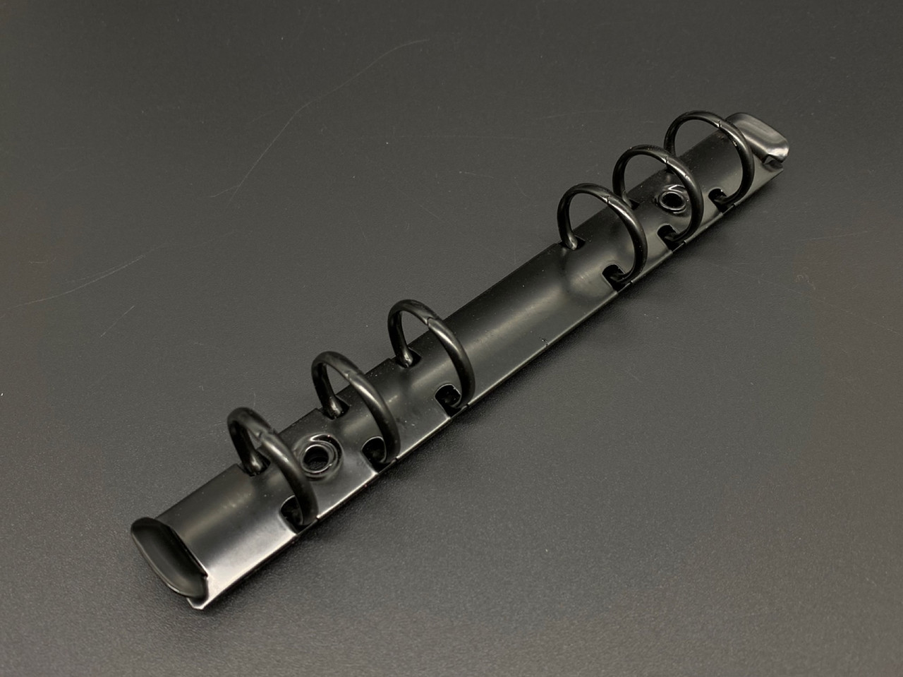 Затискачі канцелярські для папок меню. Колір Чорний. 180х25 мм. Кільце 20мм