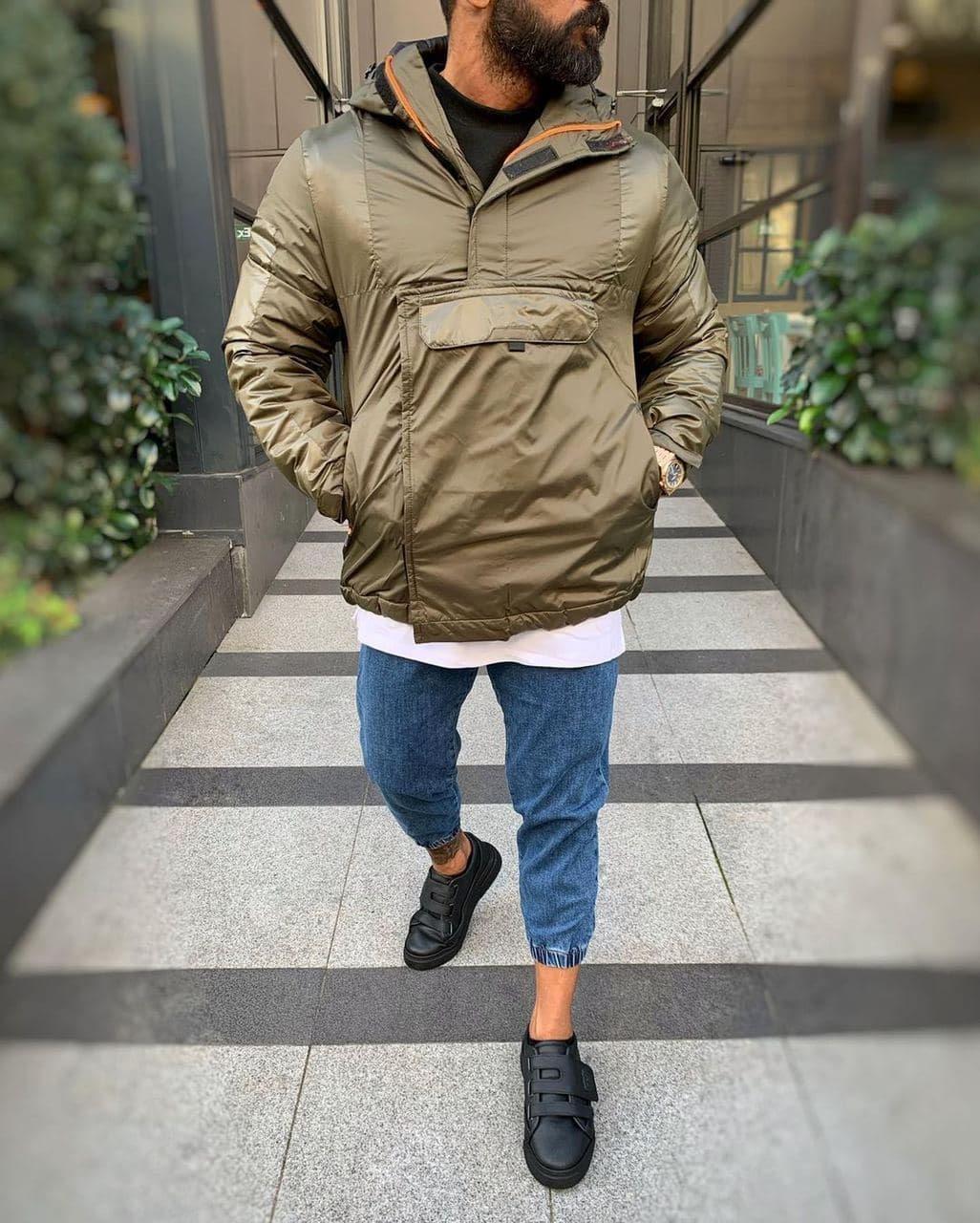 Чоловіча стильна зимова куртка на тонкому холофайбері з капюшоном хакі