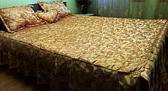 Атласне покривало в спальню з оборками та з подушками Золото з візерунками, фото 3