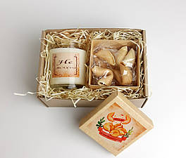 Свічка ручної роботи з соєвого воску і печиво з передбаченнями в коробці - Набір подарунковий «Не псіхуй» -