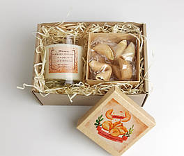 Свічка ручної роботи з соєвого воску і печиво з передбаченнями в коробці - Набір подарунковий «Захисний вогонь» -