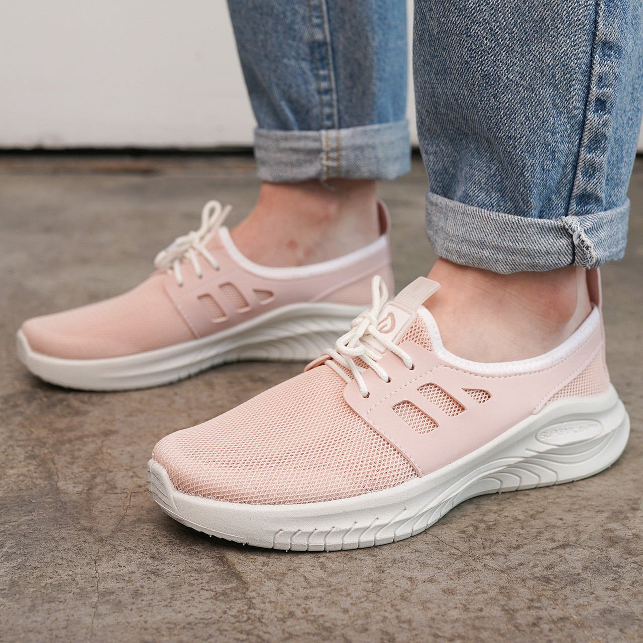 Літні жіночі кросівки на літо розові