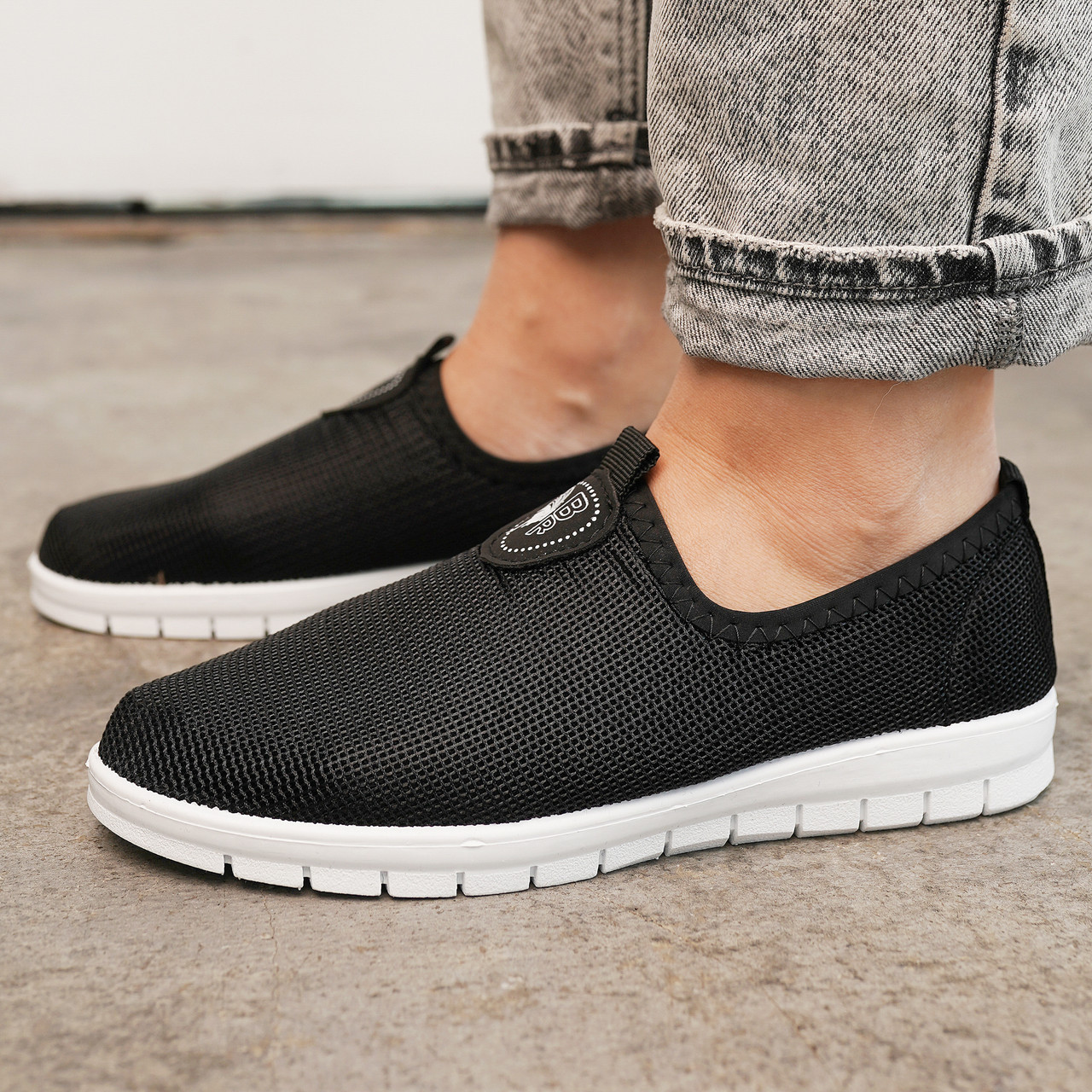 Жіночі кросівки чорного сітка на літо