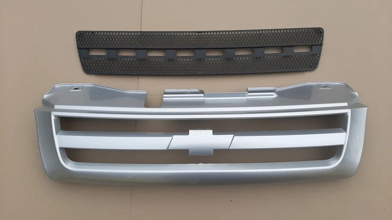 Решітка радіатора ВАЗ 2123 Нива Шевроле пофарбована в колір вашого Авто. Завод Тольятті.