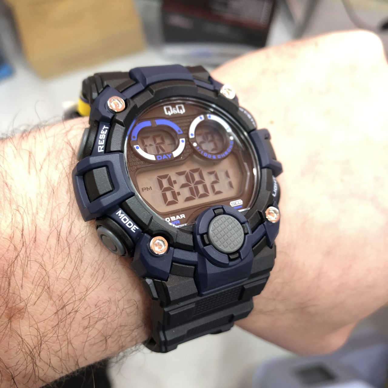 Армейские часы с подсветкой противоударные водонепроницаемые 10 АТМ Q&Q Оригинал - фото 7 - id-p1610007705