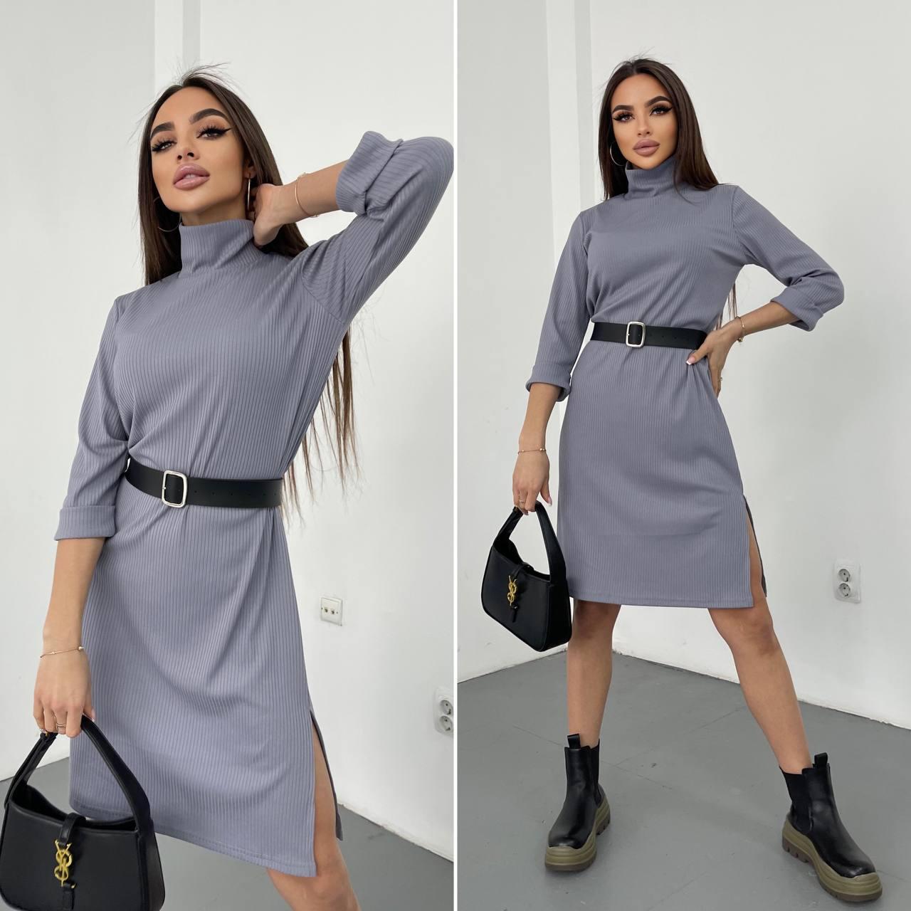 Сплата жіночого стилю в рубчик вільного кроя з коміром під горло і розрізом Sma7137