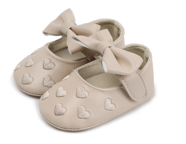 Пінетки-туфлі для дівчинки святкові Серце бежеві 13 см