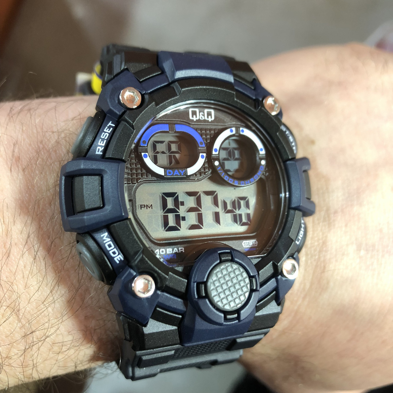 Армейские часы противоударные водонепроницаемые с подсветкой 10 АТМ Q&Q Оригинал - фото 1 - id-p1610413301