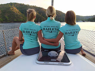 Сублимационная печать на женских футболках поло для парусного клуба