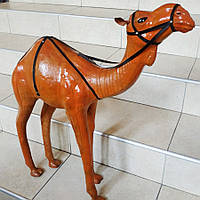 Верблюд на отдыхе фигура папье-маше из кожи