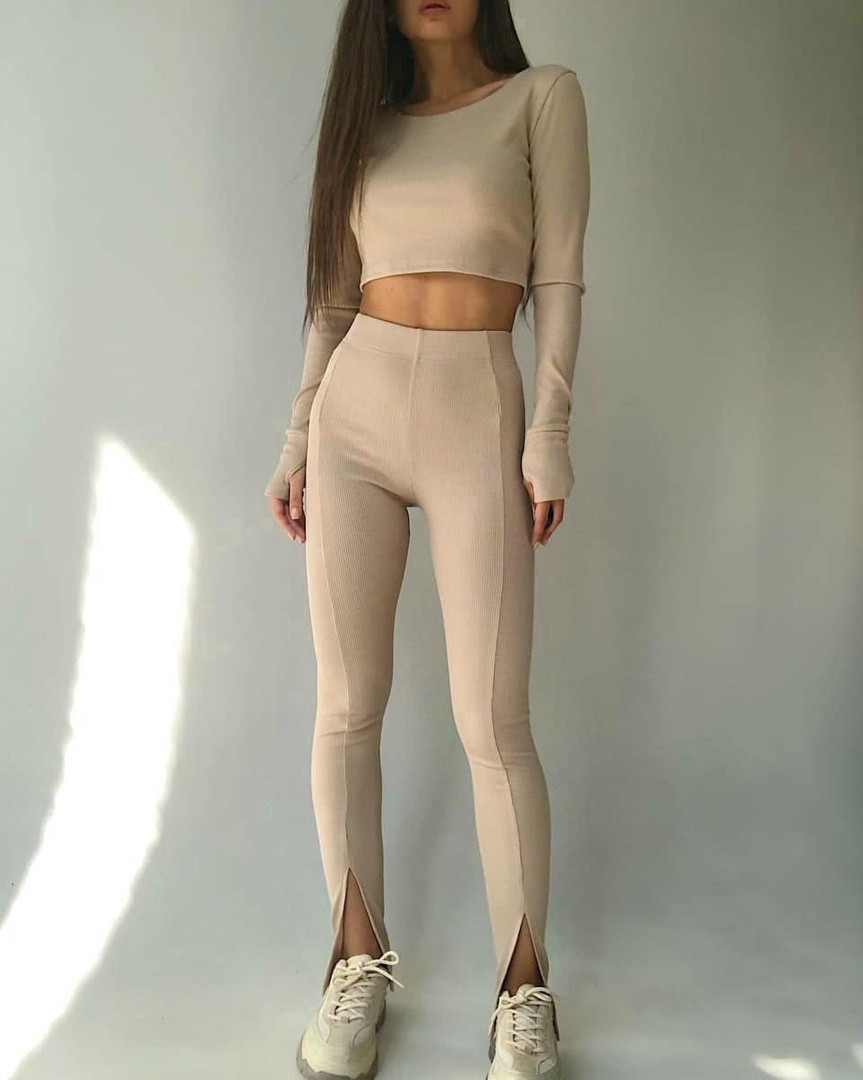Жіночий демісезонний костюм у рубчик: топ з мітенками та легінси з трендовими розрізами спереду, фото 1