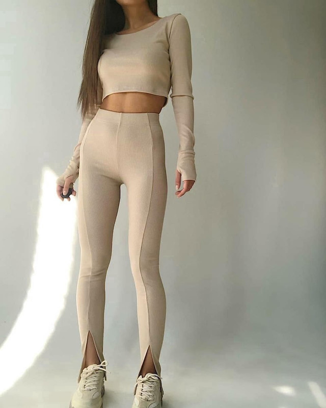 Женский демисезонный костюм в рубчик топ с митенками и леггенсы с трендовыми разрезами спереди