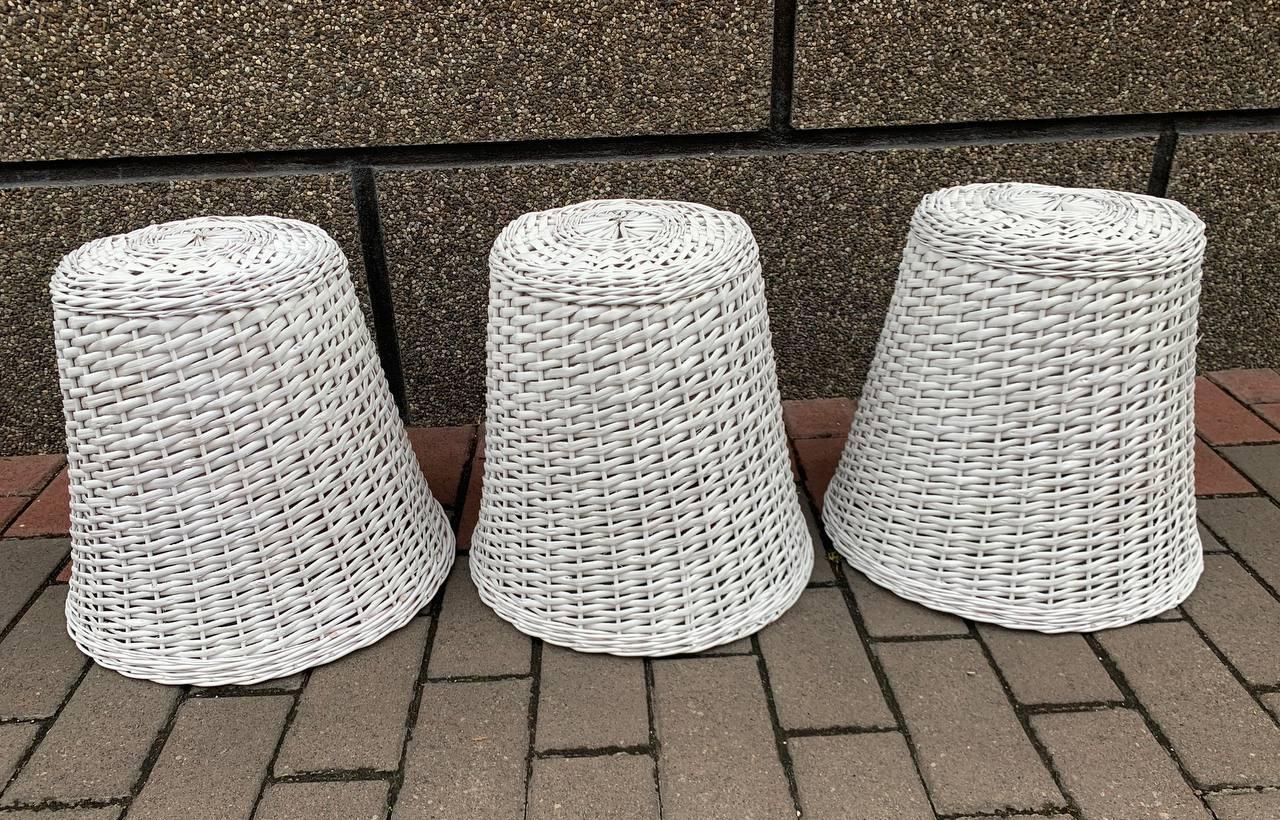 Набір білих плетених люстер із лози