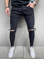 Мужские стильные зауженные джинсы чёрного цвета базовые с дырками на коленях