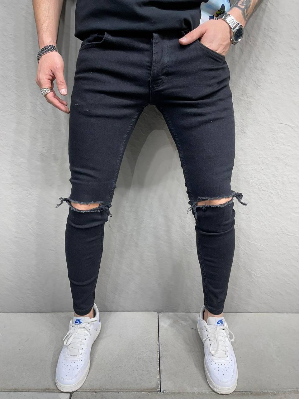Чоловічі стильні звужені джинси чорного кольору базові з дірками на колінах