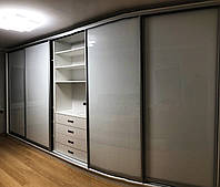 Большой белый шкаф с фасадом из белого стекла Лакобель и фурнитурой Blum
