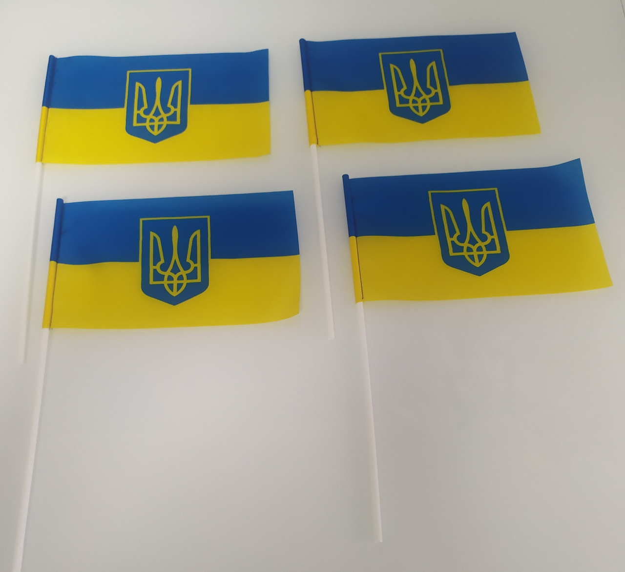Махательныек прапорці України на паличці 14 х 21 див.